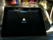 Bitte abkühlen: Wird dem iPad zu heiß, so erscheint eine Warnmeldung „iPad needs to cool down before you can use it“. Den schnellsten Weg, es wieder zu nutzen, hat Zach Honig gefunden: er legte es in den Kühlschrank . (Quelle: Zach Honig)